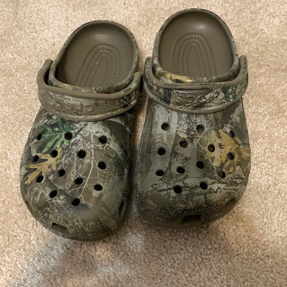 youth camo crocs size 5